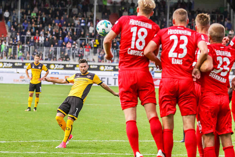 Erinnerungsstütze: Am 1. Oktober 2017 schlenzte Niklas Kreuzer (l.) den Ball beim Spiel in Heidenheim perfekt mit viel Effet und dem nötigen Tempo zum 1:0 für die SGD über die Mauer.
