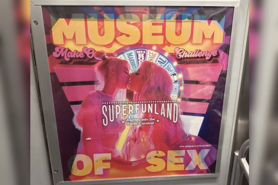 Julia Sinelnikova (links) und ihre damalige Freundin knutschten für ein Foto im "Museum of Sex" herum. Mit dem Bild warb die Einrichtung jahrelang für eine Sonderausstellung.