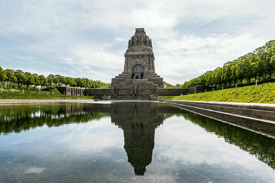 In majestätischer Größe spiegelt sich das Völkerschlachtdenkmal im sanierten Wasserbecken.