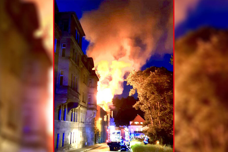 Beim Eintreffen der Feuerwehr brannte der Dachstuhl des denkmalgeschützten Hauses lichterloh.