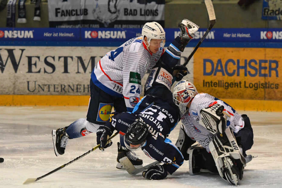 Bezeichnende Szene. Die Eislöwen legen gegen Heilbronn wie hier Dale Mitchell (M.) eine Bruchlandung hin. (Archivbild)