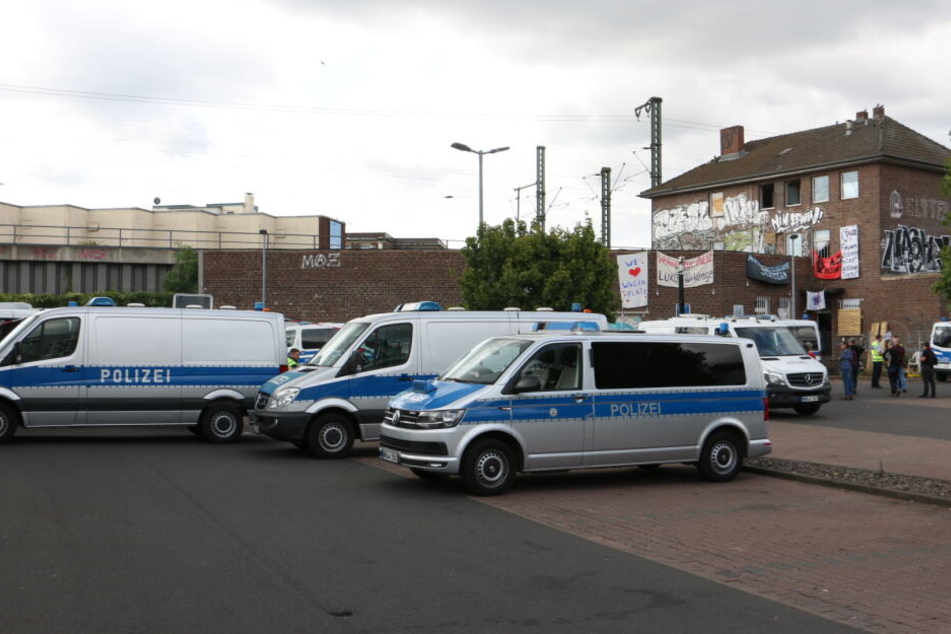Die Polizei bei der Räumung des Hauses.