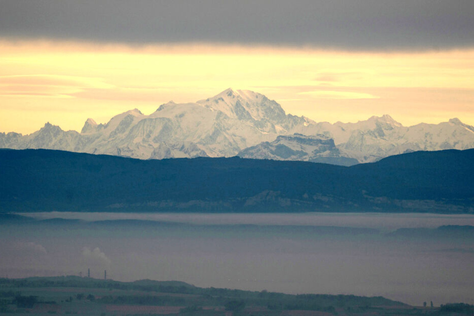 Hinter Nebelschwaden ragt der Mont Blanc am Himmel empor (Symbolbild).