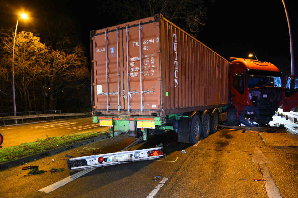 Der schwer beschädigte Schwerlast-Lkw liegt quer auf der B36.