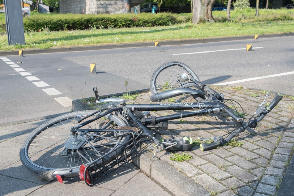 Das Fahrrad der Frau wurde durch den Unfall vollständig zerstört.
