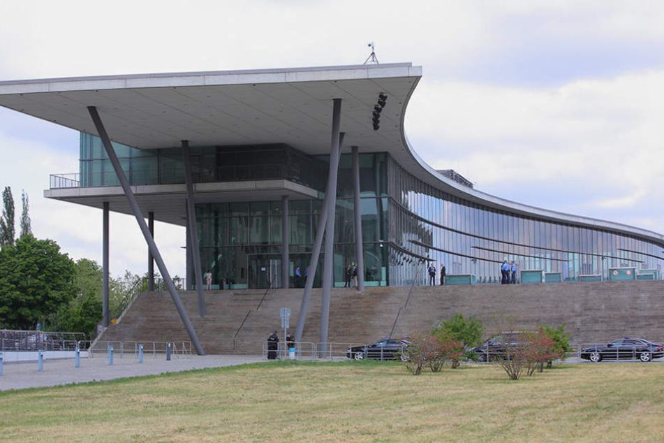 Alles im Blick und nicht zu übersehen: Die eine Kamera war Richtung
Landtag gerichtet.