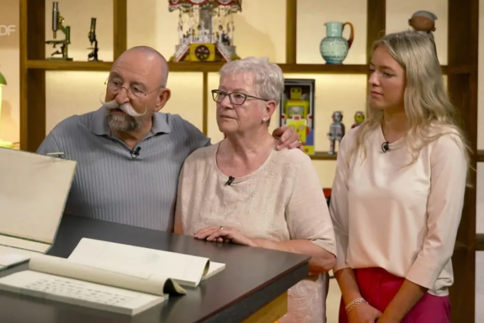 Irmgard und Marlena (r.) aus Bayern wollen bei "Bares für Rares" einen Kanon der chinesischen Malerei verkaufen.