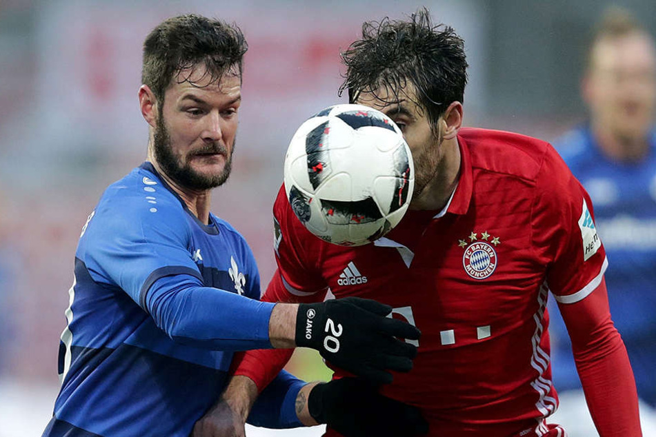 Marcel Heller (l.) im Zweikampf mit Bayern Javi Martinez.