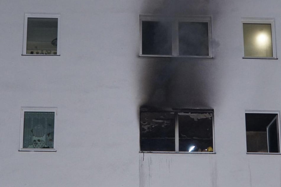 Rauch steigt aus der verbannten Wohnung auf. Die Feuerwehr fand dort den toten Mann.