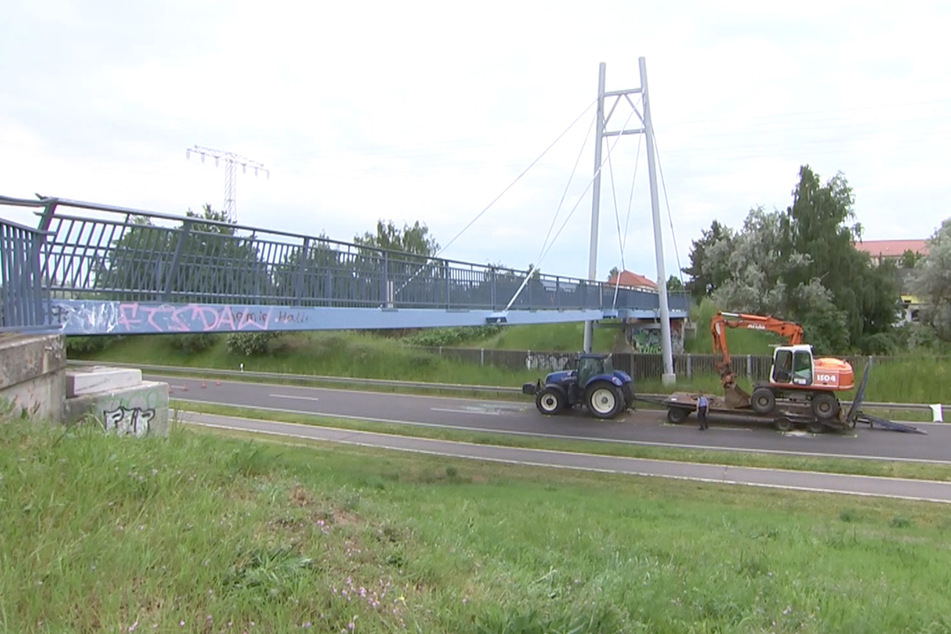 Ein Traktorgespann ist am Freitagmorgen mit der Gremminer Brücke bei Gräfenhainichen kollidiert und hat diese aus der Verankerung gerissen.