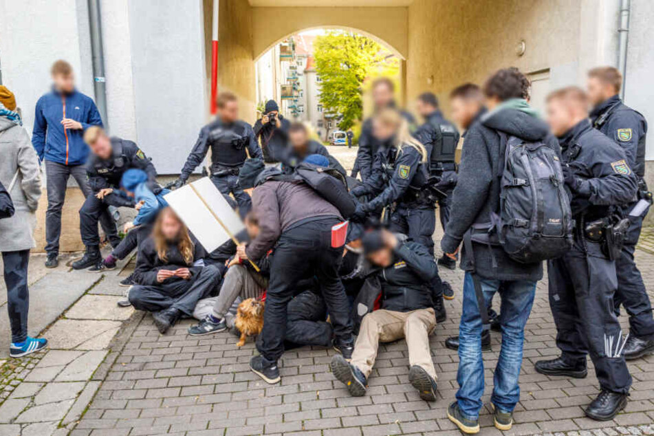 Mehrere Aktivisten wollten die Räumung verhindern.