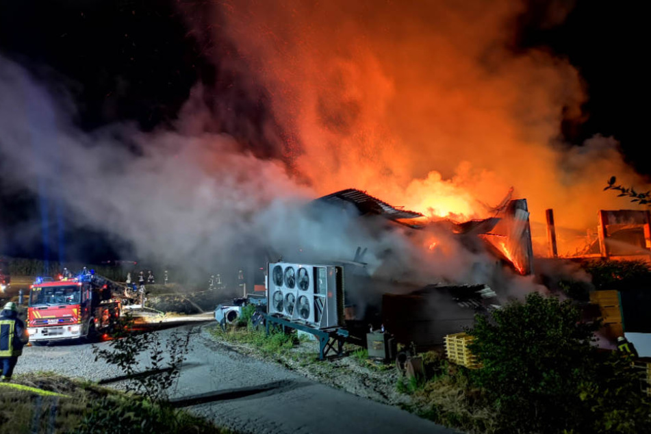 Durch die enorme Rauchentwicklung wurden Anwohner gebeten Fenster und Türen geschlossen zu halten.