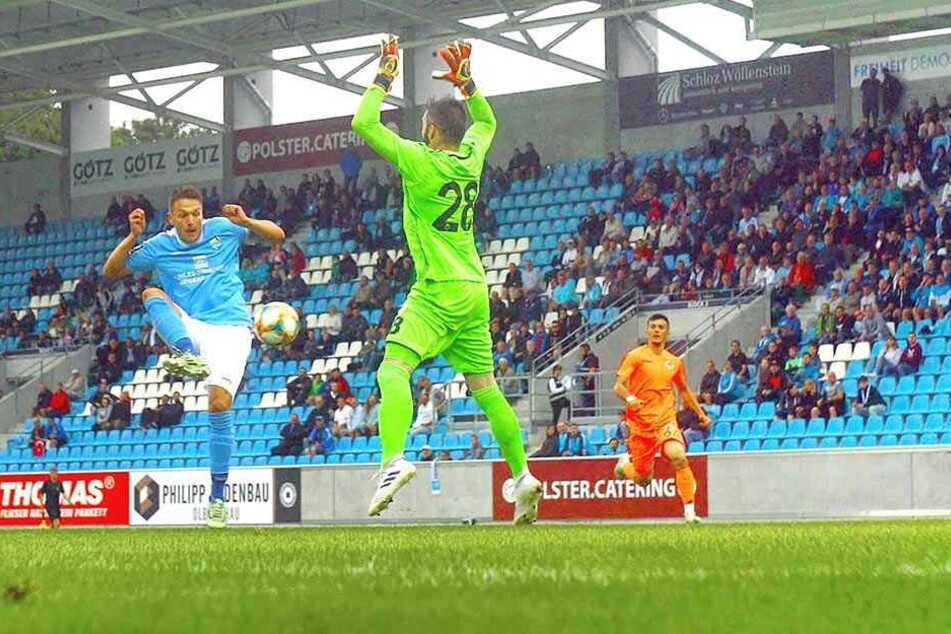 49 Drittliga-Tore hat Daniel Frahn, der hier im Testspiel gegen Alanyaspor an Torhüter Ismail Ünal scheitert, bereits erzielt. Auf die Treffsicherheit ihres neuen Kapitäns bauen die Himmelblauen auch in der Aufstiegssaison.