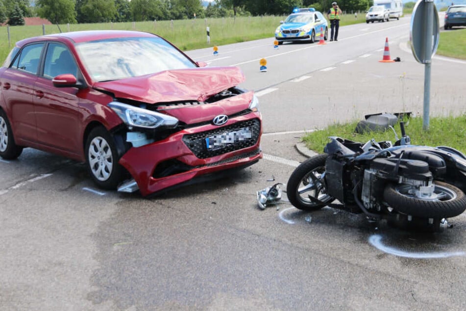 Eine Autofahrerin hat einen Rollerfahrer übersehen, es kam bei Sulzberg zur Kollision.