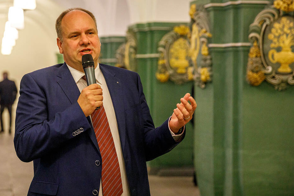 OB Dirk Hilbert (47, FDP) kann mit seiner Stimme im Rat die Entscheidung ausmachen.