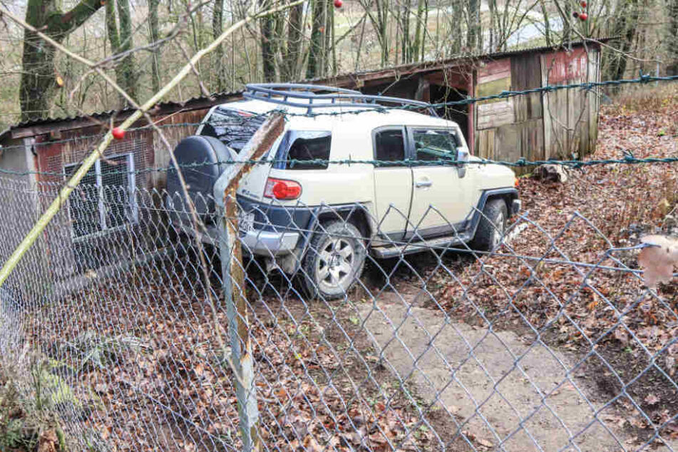 In Bayern hat ein Autofahrer Fahrzeuge beschädigt und ist vor der Polizei geflohen.