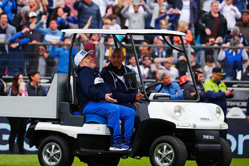 Maradona mit bester Laune im Golfcart. In diesem Stadioen sollen demnächst wieder mehr Pznkte eingefahren werden.