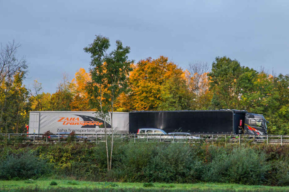 Ein Auffahrunfall zweier Lkw hatte den Stau ausgelöst.