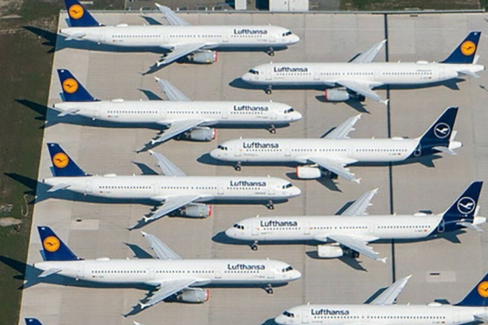 Maschinen der Fluggesellschaft Lufthansa stehen auf dem Areal des Hauptstadtflughafens Berlin-Brandenburg (BER) abseits der Start- und Landebahn.
