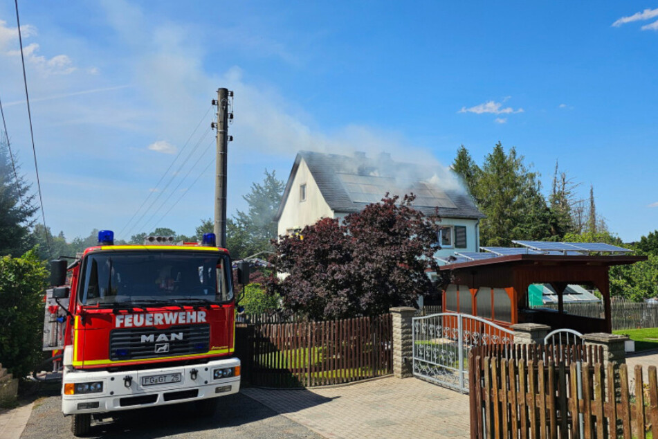 Das Dach eines Einfamilienhauses in Niederwiesa brannte am heutigen Montag.