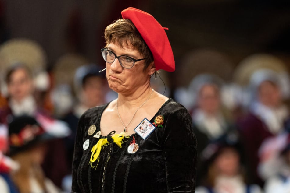 Die Bundesvorsitzende der CDU, Annegret Kramp-Karrenbauer, steht vor dem Narrengericht und verzieht das Gesicht.