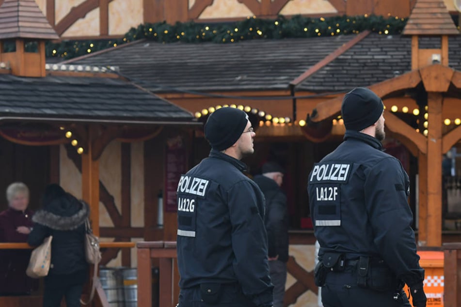 Die Berliner Polizei auf Streife auf einem Berliner Weihnachtsmarkt.
