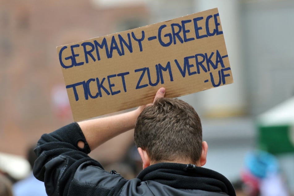 Ticketverkäufer vor dem Stadion suchen nach potentiellen Kunden, die kartenlos sind.