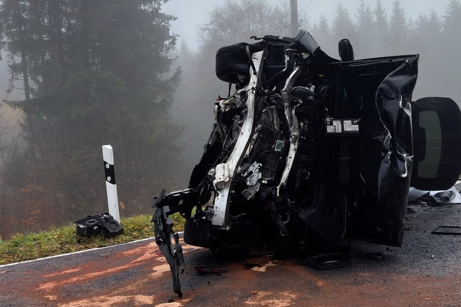 Die beiden 16 und 19 Jahre alten Schwestern waren noch an der Unfallstelle verstorben. Wie es zu dem Unfall kommen konnte, soll ein Gutachten klären.