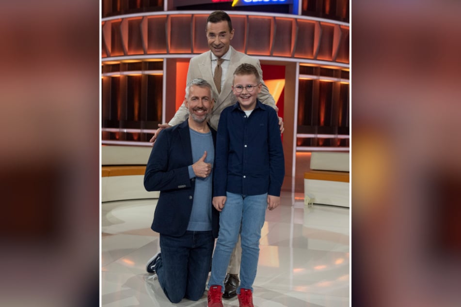 Moderator Kai Pflaume (57, Mitte) mit Herausforderer Kurt (9) aus Striegistal und Primi-Gegner Sebastian Pufpaff (50) im Studio der ARD-Show "Klein gegen Groß".