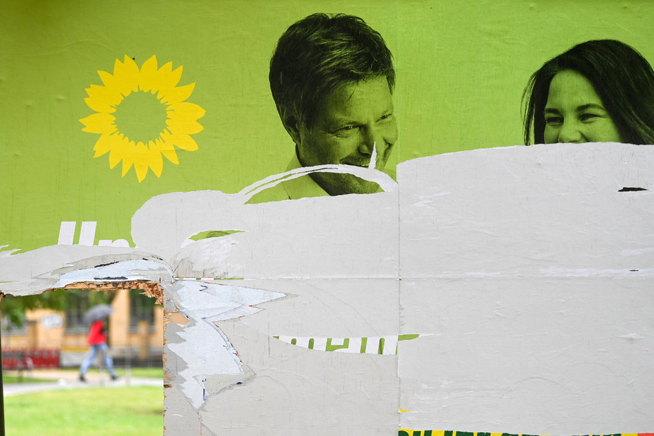 So wie hier in Leipzig ein Wahlplakat der Grünen - musste Wahlwerbung vieler Parteien dran glauben und wurde mutwillig beschädigt.
