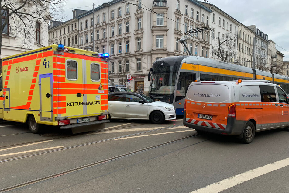 Der Audi einer 25-Jährigen wurde am Montagabend auf der Karl-Liebknecht-Straße von einer Straßenbahn erfasst.