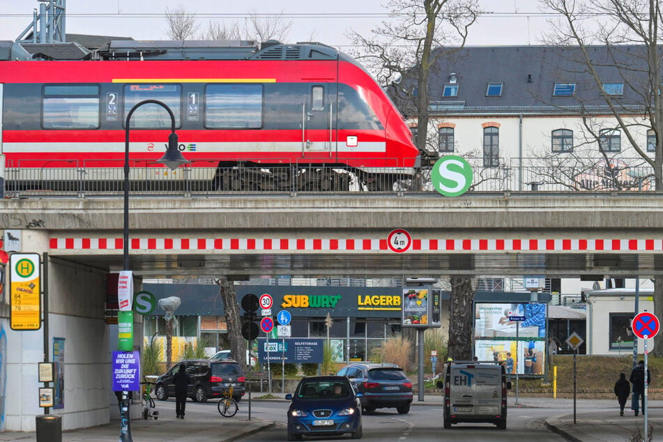 Viel befahren, auch von zahlreichen Schülern genutzt: Am S-Bahnhof Pieschen soll eine Fußgängerquerung für mehr Sicherheit sorgen. So wurde es zumindest 2018 beschlossen ...