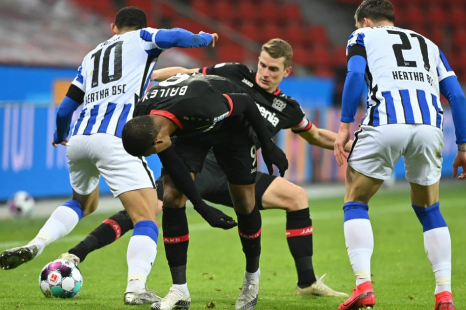 Herthas Matheus Cunha (v.l.n.r.), Leverkusens Leon Bailey und Lars Bender sowie Marvin Plattenhardt in Aktion. Bender hatte in der Nachspielzeit den Siegtreffer auf dem Kopf.