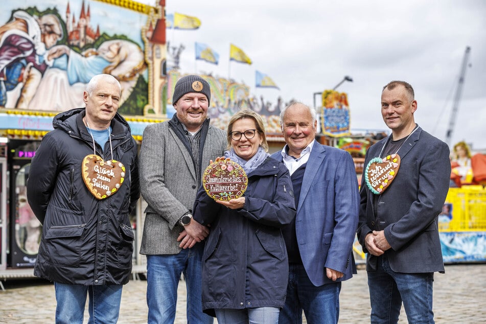 Vertreter der sächsischen Schaustellerverbände feiern zusammen mit der Kulturministerin.