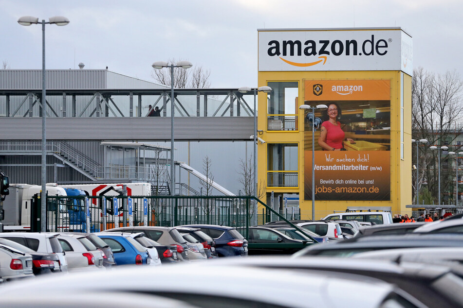 Amazon baut im Raum Leipzig weiter aus. Nach dem Paketzentrum in der Messestadt und dem Luftfrachtzentrum am Flughafen Leipzig/Halle soll nun auch ein Verteilzentrum in Schkeuditz entstehen. (Archivbild)