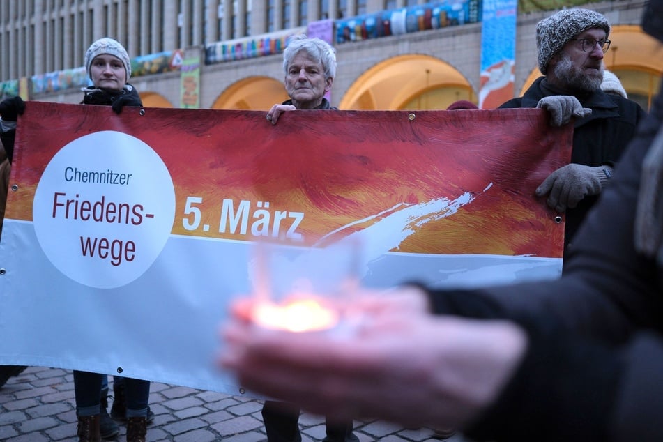 Die Friedenswege starten an zehn verschiedenen Punkten und enden alle auf dem Chemnitzer Neumarkt. Während der Friedenswege kann es zu Verkehrsbehinderungen kommen.