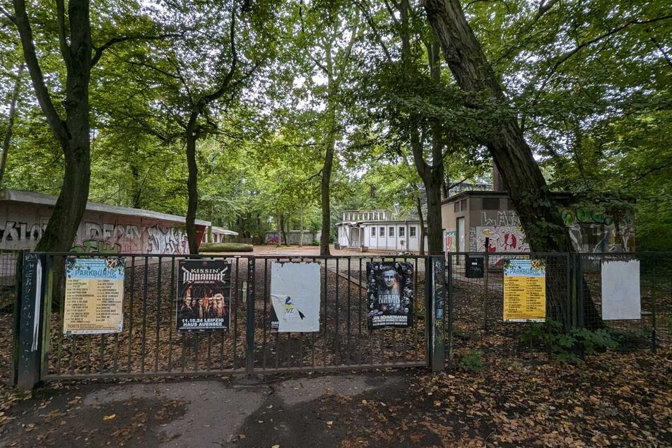 Die Parkbühne liegt im Clara-Zetkin-Park.