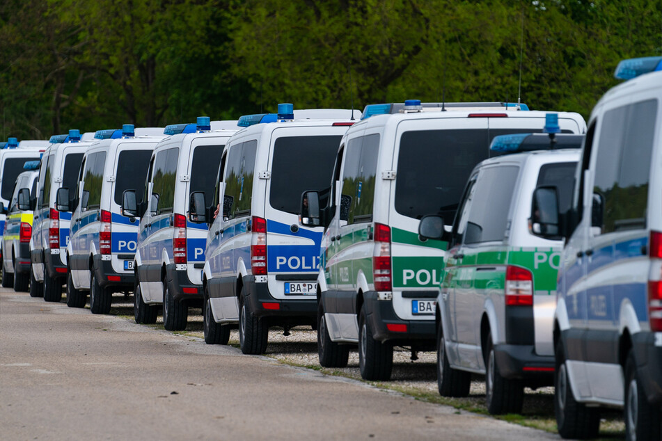 Bei einer Demo in Nürnberg hatten Polizisten bereits im Vorfeld Schilder und Banner mit antisemitischen Äußerungen sichergestellt. (Archiv)