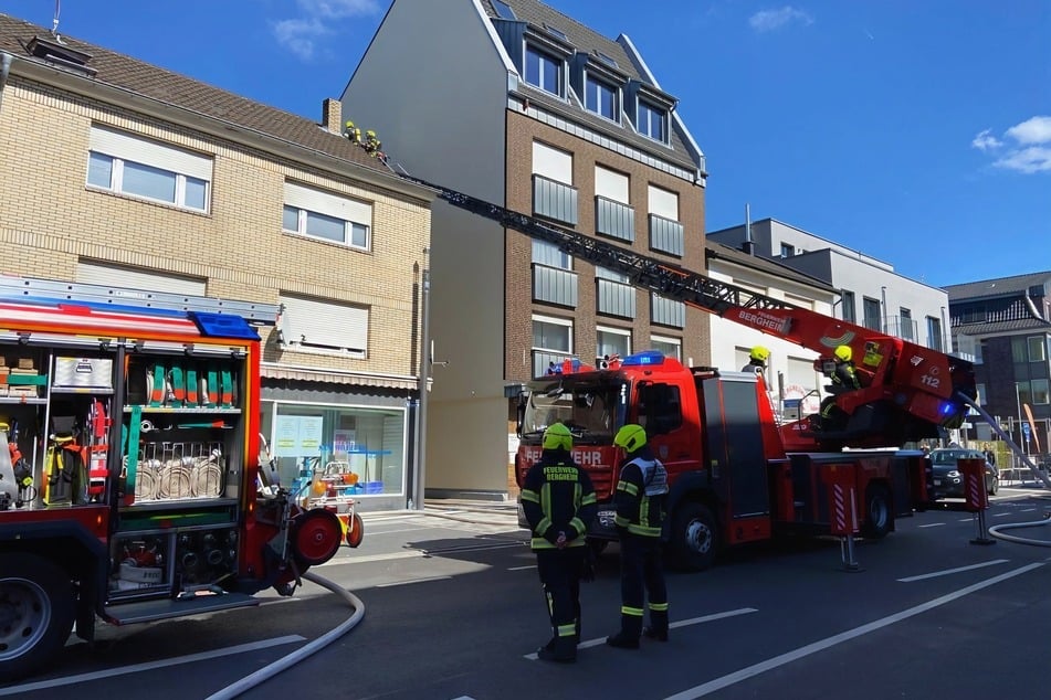 Flammen wüten in Mehrfamilienhaus: Person verletzt, Feuerwehr rettet zwei Katzen