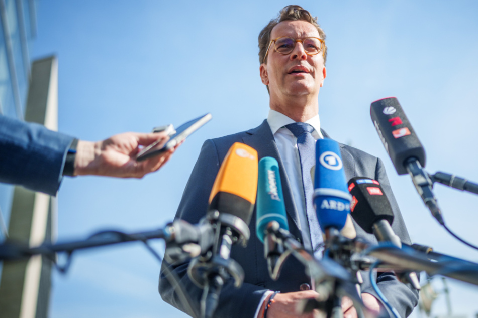 Hendrik Wüst (46) führt nach dem Wahlsieg seiner CDU in NRW den neuen Landtag für die anstehende Legislaturperiode als Ministerpräsident an.