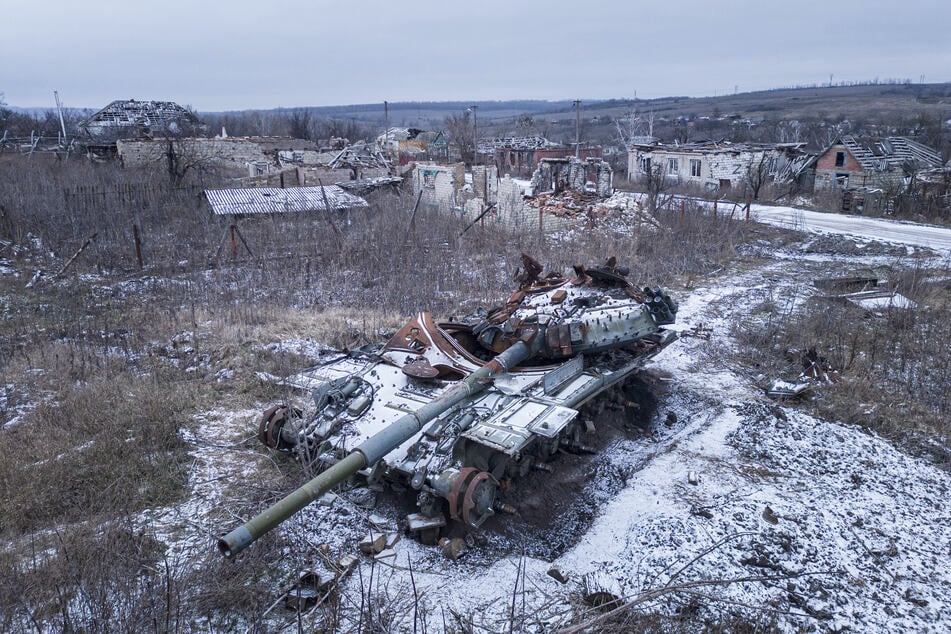 Ein zerstörter russischer Panzer wird in der Ukraine von Schnee bedeckt. Nach Schätzungen des Pentagons haben die russischen Streitkräfte bereits die Hälfte ihres Bestands im Krieg verloren.