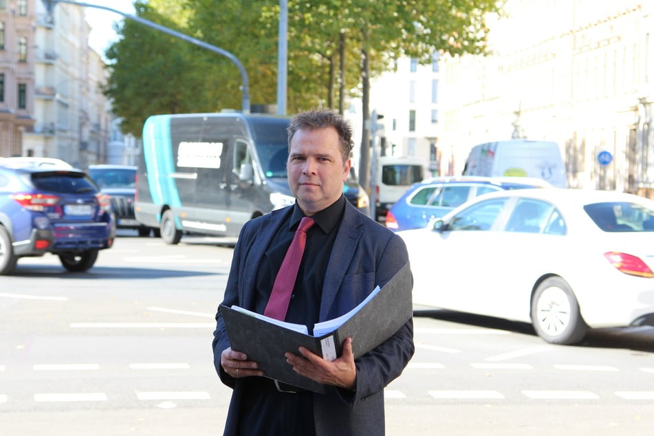 Verkehrsrechtsanwalt Jan Vorwerg (52) macht auf das Probleme mit unversicherten ukrainischen Fahrzeugen aufmerksam.