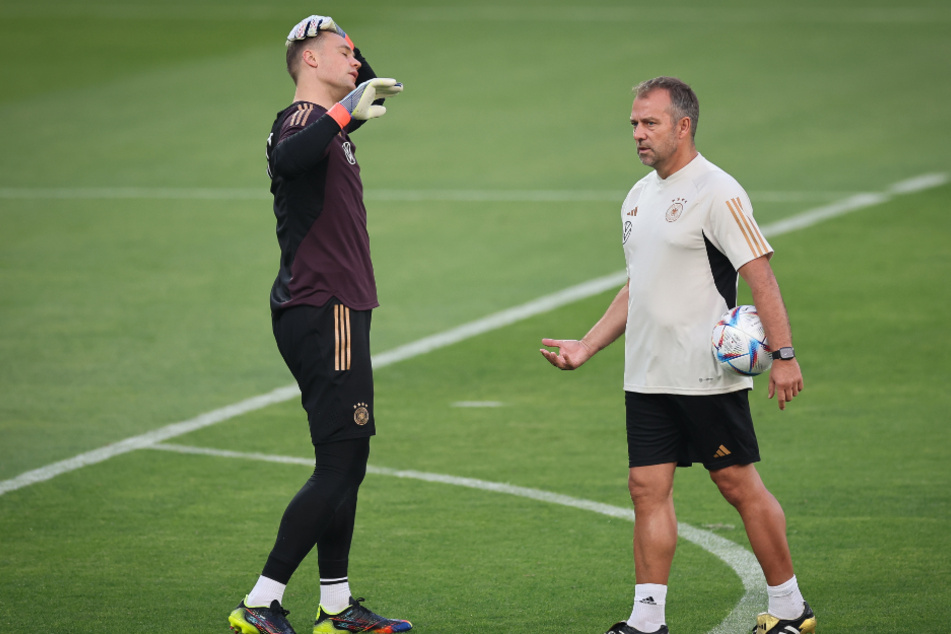 Hansi Flick (58, r.) und Manuel Neuer (36) bei der WM 2022 in Katar. Auch wenn der Bundestrainer von den Qualitäten des Torhüters überzeugt ist, erhält er keinen Freischein.