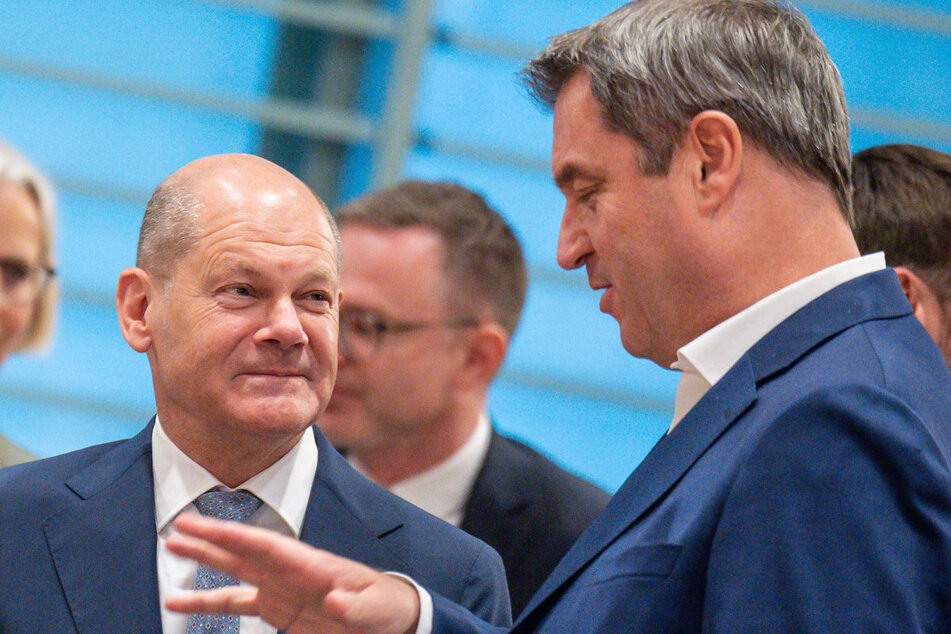 Bundeskanzler Olaf Scholz (65, SPD, l.) wird von Bayerns Ministerpräsidenten Markus Söder (57, CSU) für einen Umgang mit der Ukraine-Krise kritisiert. (Archiv)