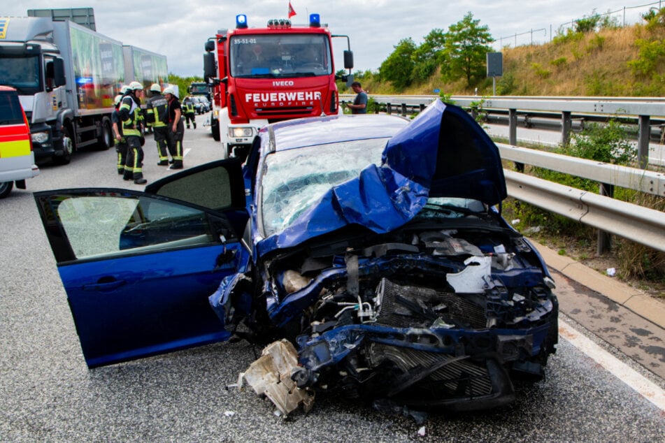 Auch der blau Ford war nicht mehr als solcher zu erkennen. Alle fünf Insassen wurden verletzt, darunter zwei Kinder.