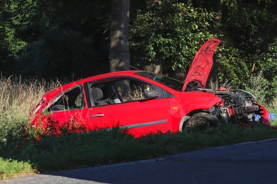 Das Auto war in einer Kurve von der Fahrbahn abgekommen und hatte sich überschlagen.