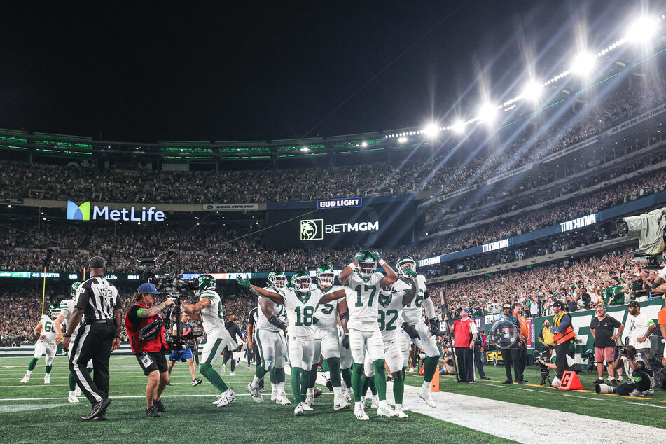 The Jets celebrate after wide receiver Xavier Gipson's overtime touchdown sealed the win over the Bills.