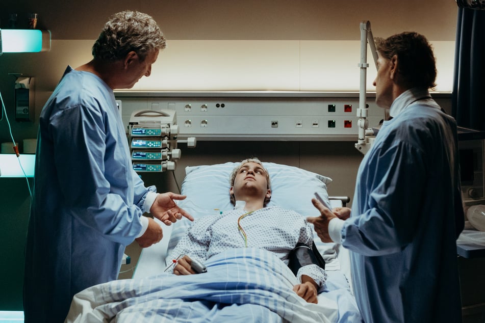 Xaver Hofinger (David Ali Rashed, M.) ist aus dem Koma erwacht. Wird er sich erinnern können?