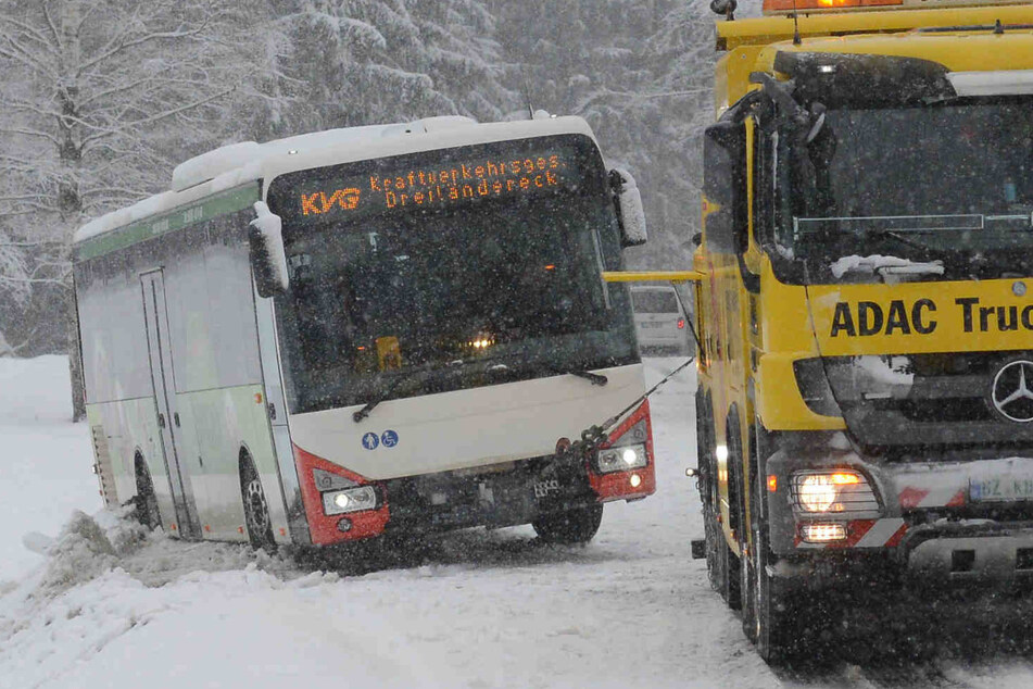 Eisglatte Straße: Linienbus kippt in die Böschung und bleibt im Schnee stecken