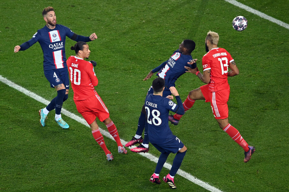 Eric Maxim Choupo-Moting (r.) und seine Teamkollegen vom FC Bayern München taten sich gegen die Defensive von Paris Saint-Germain schwer.